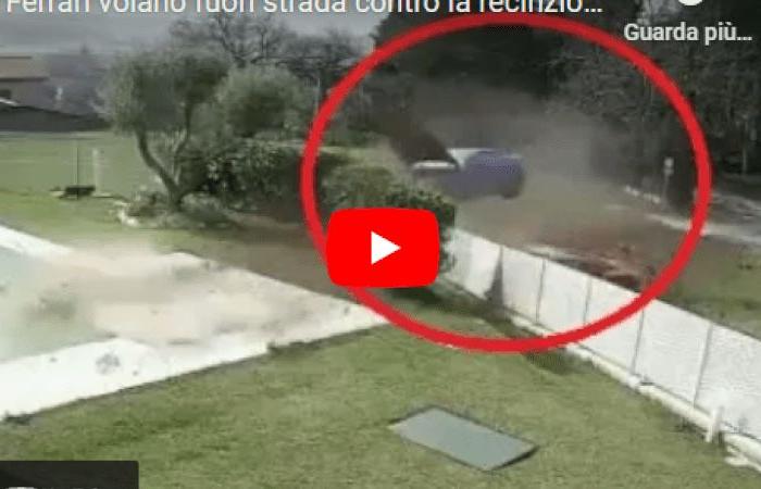 Dos Ferrari se salen de la carretera y se estrellan contra las vallas de una casa (EL VIDEO) y uno se incendia: los dos conductores salen increíblemente ilesos