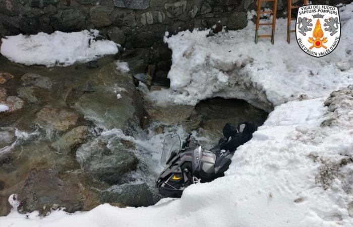 Chocan con la moto de nieve en un arroyo