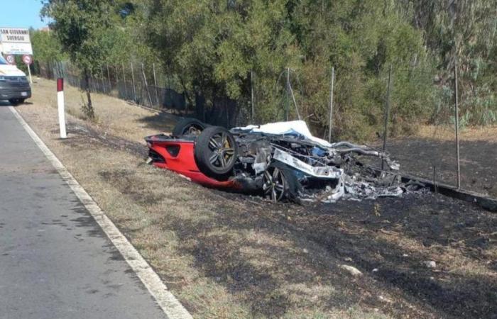 Cerdeña, Ferrari contra una caravana. Mueren dos turistas suizos en accidente frontal