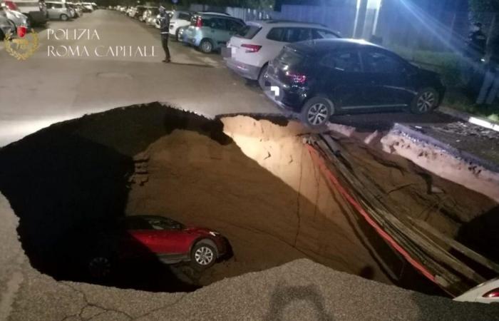 Abismo en Quadraro, la carretera se derrumba: dos coches tragados