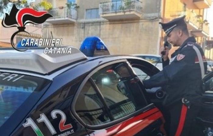 Catania, intentan robar en una bisutería pero al salir encuentran a los Carabinieri: dos detenciones