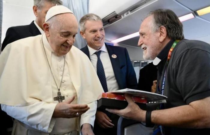 «Acompañando al Papa Francisco en un viaje», fue entregado al Papa el libro de Don Benito y Cotelo