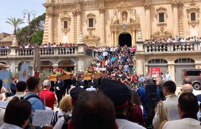 En la Catedral de Ragusa se celebró el funeral de Gianni y Giusy, marido y mujer músicos fallecidos en un accidente de tráfico. Inmensa multitud de familiares y amigos: dejan atrás a 2 niños