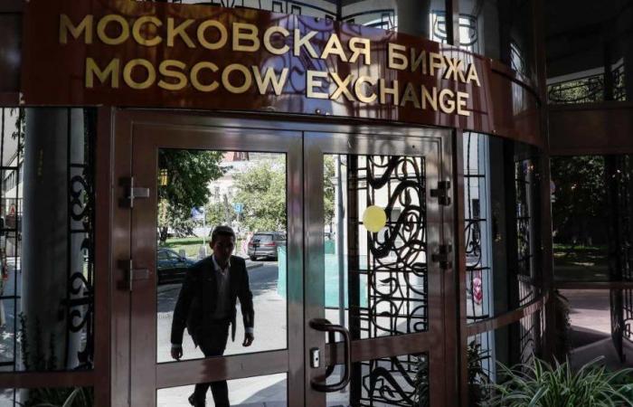 La Bolsa de Moscú bloquea el comercio en dólares y euros: reacción contra las sanciones