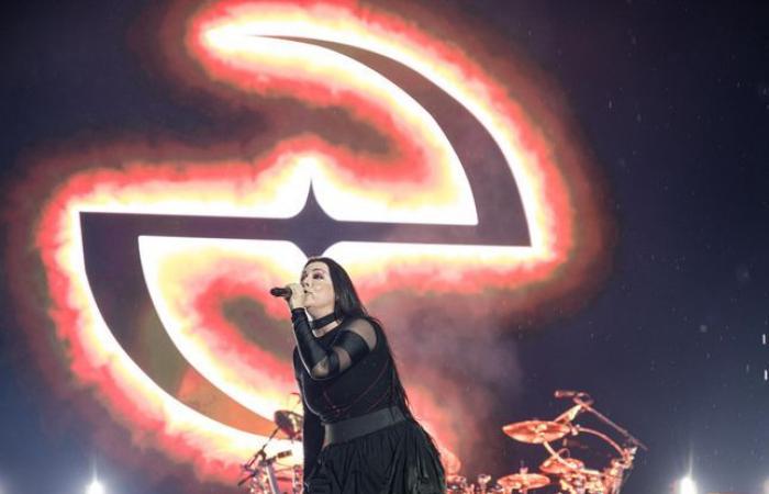 Cielo negro sobre Evanescent en Rho, que salva de la oscuridad
