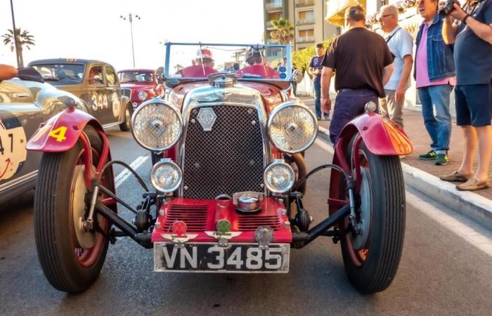 1.000 millas en Viareggio, desfile de coches históricos en Passeggiata