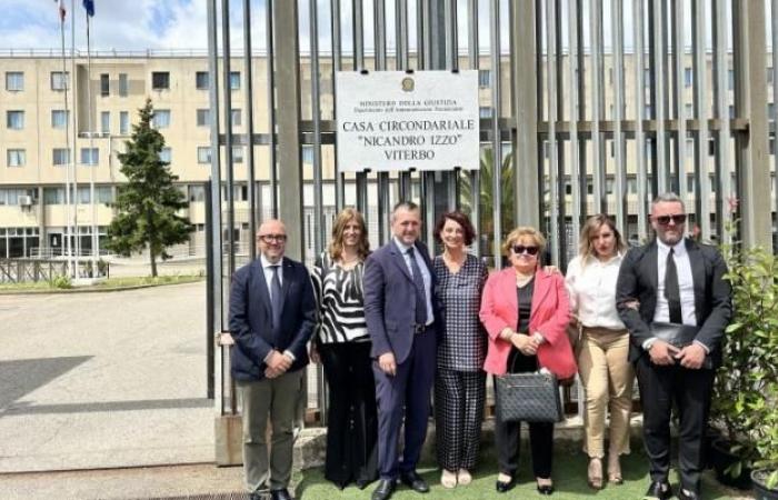 Viterbo News 24 – El subsecretario de Estado de Justicia, Andrea Delmastro Delle Vedove, ha descubierto la placa que lleva el nombre de Nicandro Izzo de la prisión de Viterbo