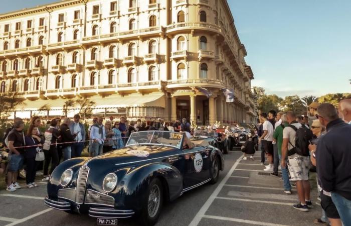 1.000 millas en Viareggio, desfile de coches históricos en Passeggiata
