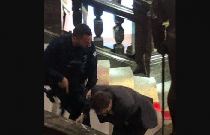 un policía tira a un diputado que quiere subir las escaleras