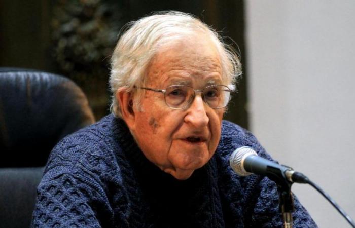 Noam Chomsky hospitalizado en Brasil: el célebre lingüista trasladado desde EE.UU. tras un derrame cerebral que lo afectó hace un año