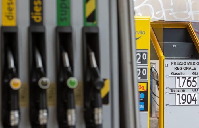 Los precios de la gasolina y los promedios de combustible suben. Hacia el cambio de dirección