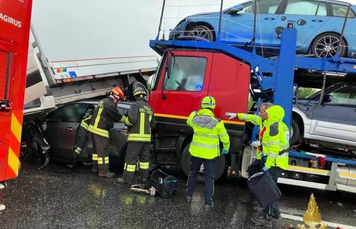 Accidente en la A4 en Stezzano, el conductor del camión también resultó gravemente herido. El hombre de 58 años permanece en estado crítico.