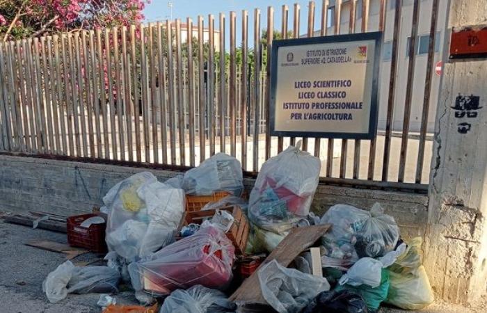Más residuos ante las puertas del Instituto “Cataudella” de Scicli-Ragusa Oggi