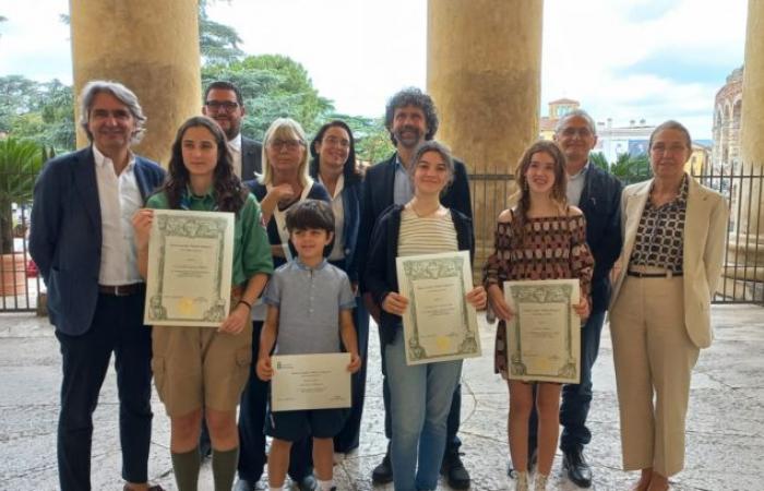 Ya en la adolescencia, el Ayuntamiento de Verona premia a tres niñas con becas Stefano Bertacco
