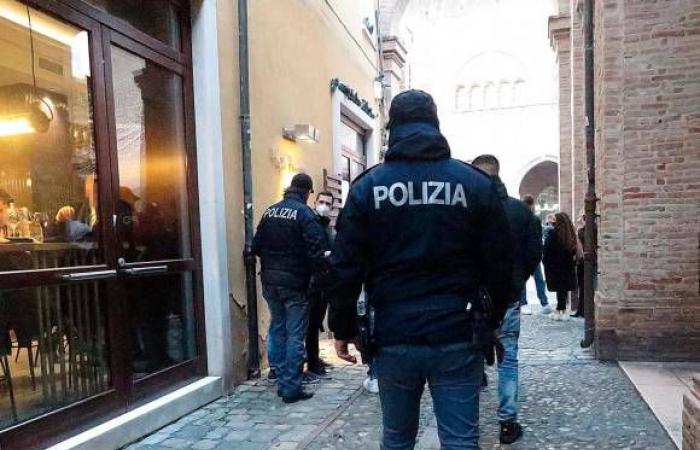 Rímini, un policía liberado de su cargo, se enfrenta a dos ladrones, es atacado pero frustra el robo en la pizzería
