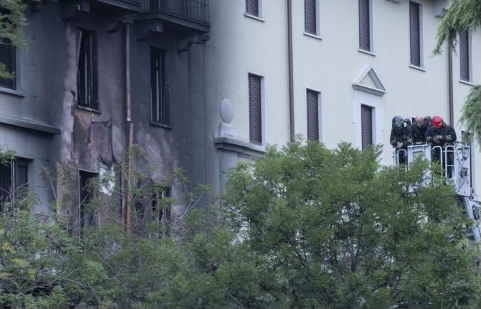 Incendio en un garaje en Milán, madre, padre e hijo muertos en un apartamento. «Las llamas comenzaron en un coche en reparación»