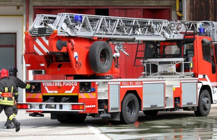 Incendio en un edificio de apartamentos en Milán, al menos 3 muertos: llamas en un garaje