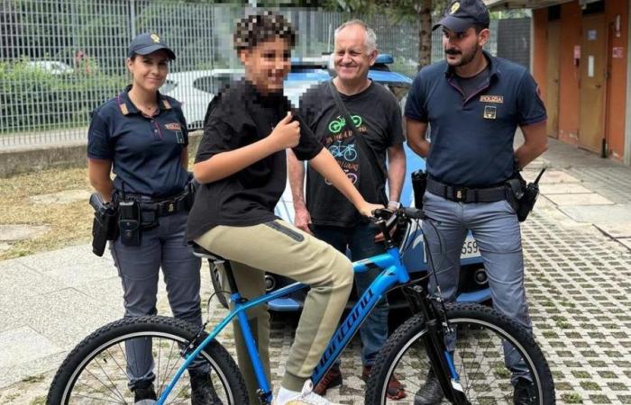 Bolonia: le roban la bicicleta a un niño de 13 años, la policía hace una colecta para recomprársela