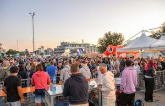 Riccione: anoche “Festival de los Salvavidas” entre sardinas, fuegos artificiales y Romagna Mia