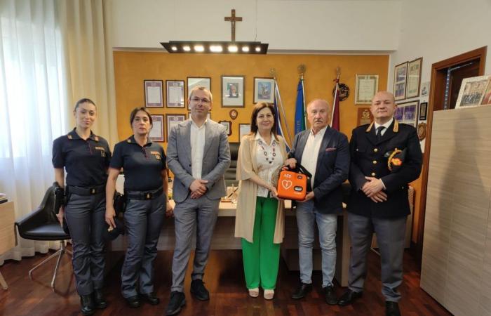 Caltanissetta y Avis entregan un desfibrilador a la comisaria de policía Pinuccia Albertina Agnello – Jefatura de policía de Caltanissetta