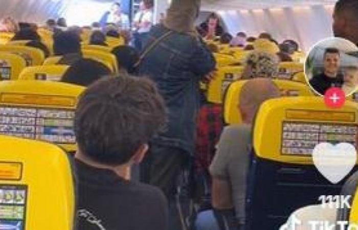 Vuelo de Ryanair con overbooking, hay demasiados pasajeros. El vídeo: «Quien se baje tendrá 250 euros y viaje gratis». un chico acepta