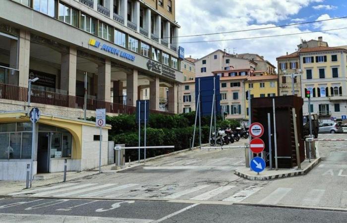 Piazza della Repubblica en el cruce. Tráfico, taxis, residuos y aparcamientos. Ideas contrastantes: todo se detiene