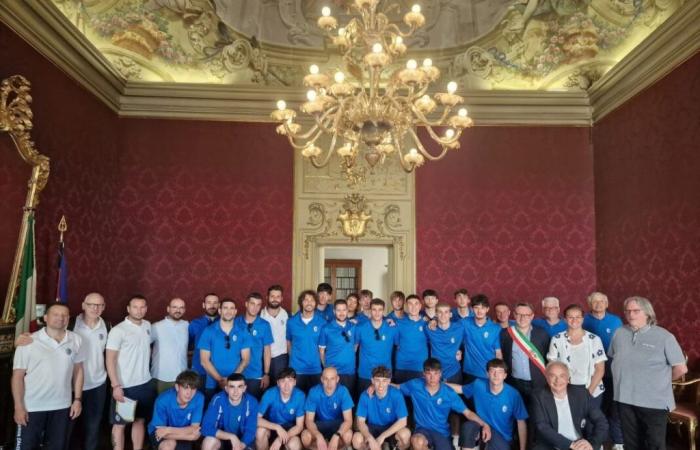 Faenza Calcio recibido en el Municipio para celebrar el ascenso a la Excelencia