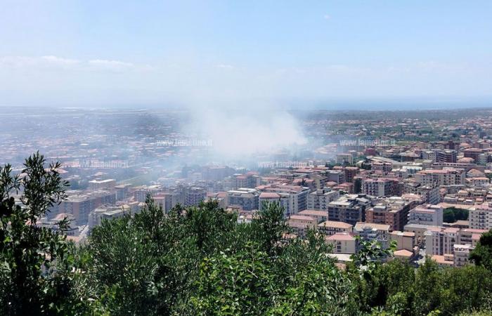 Lamezia, gran incendio en via Perugini: molestias en la ciudad por el humo – Vídeo