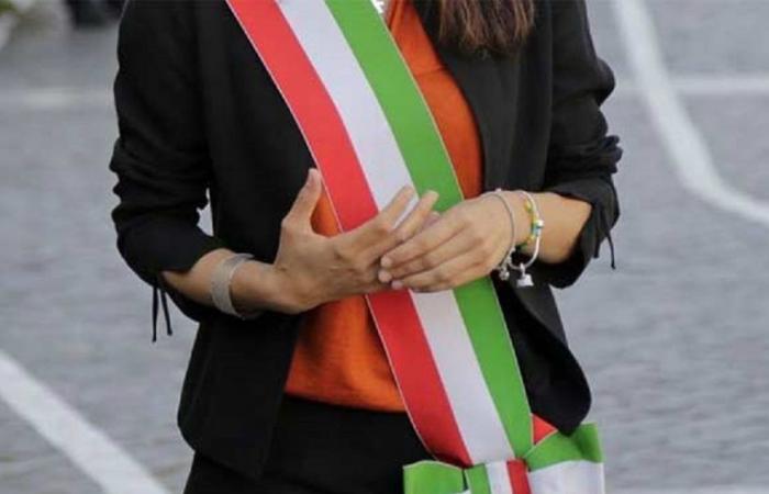 Salerno, entre 47 alcaldes recién elegidos, sólo cinco mujeres llevan la banda tricolor