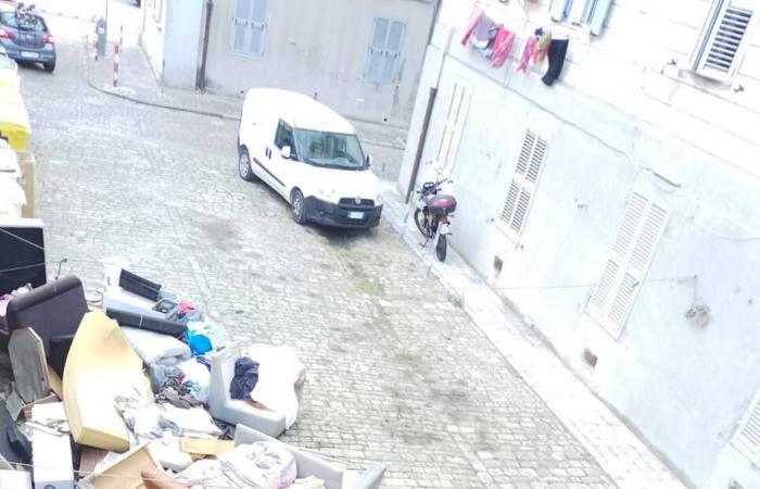 Ancona, vertedero ilegal en Corso Carlo Alberto desde hace dos meses. Un residente: «Estamos exasperados» – Noticias Ancona-Osimo – CentroPagina