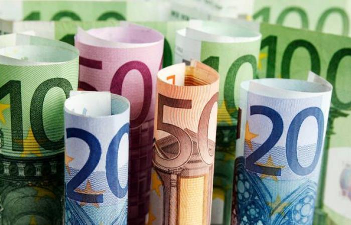 El euro y el dólar bajo presión a medida que la política francesa añade incertidumbre