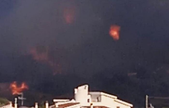 Colina en llamas en Corigliano Rossano, el incendio amenazaba el cementerio