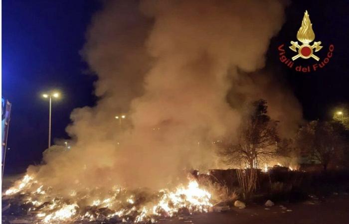 Incendios residuales en Zen, columnas de humo negro envuelven el barrio – BlogSicilia