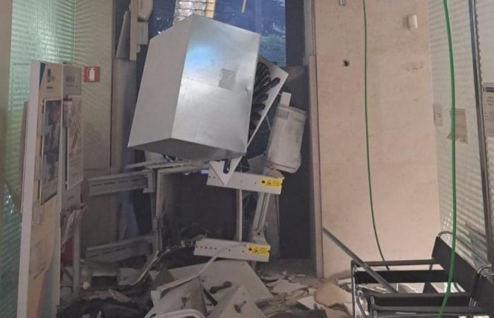 Un cajero automático explotó en Bitonto, un estruendo despierta a los vecinos: ladrones huyen con 50 mil euros