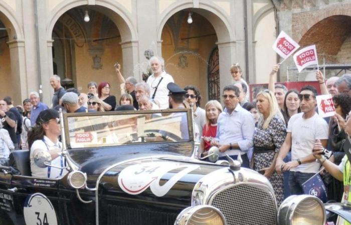 La emoción de Mille Miglia. Fiesta en el centro con coches históricos. Y la carrera es verde