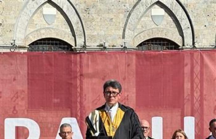 Fiesta de graduación del Día de Graduación Universitaria 2024. Celebraciones en Piazza del Campo para los casi 800 graduados de la Universidad – Centritalia News