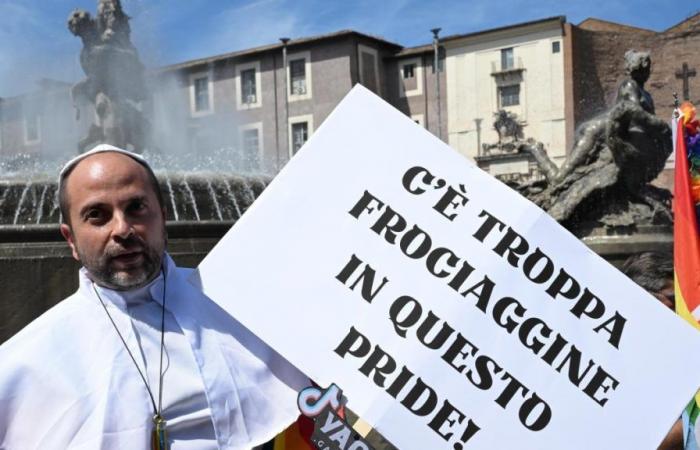 Orgullo Roma en vivo, 50 mil en las calles para la policía. La comunidad queer judía está ausente. Silueta del Papa: «Aquí hay demasiado maricón». Schlein: «Italia peor que Hungría»