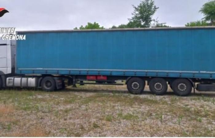Cremona Tarde – Cremona: conduciendo un camión, entraba en un almacén donde se encontraban tres tractores robados. Bloqueado por la policía