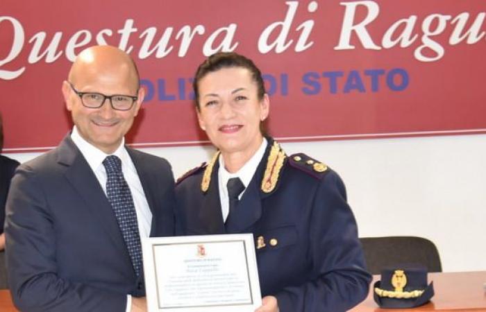Después de 34 años de servicio entre Ragusa y Modica, la policía modicana Rosa Cappello se jubila. Ceremonia de despedida con compañeros en presencia del comisario de policía Trombadore