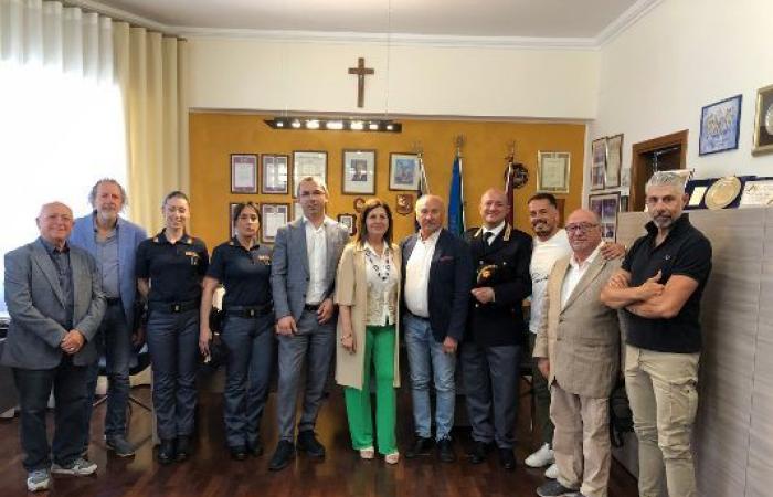 Caltanissetta, Avis entrega un desfibrilador al comisario de policía Giusi Agnello