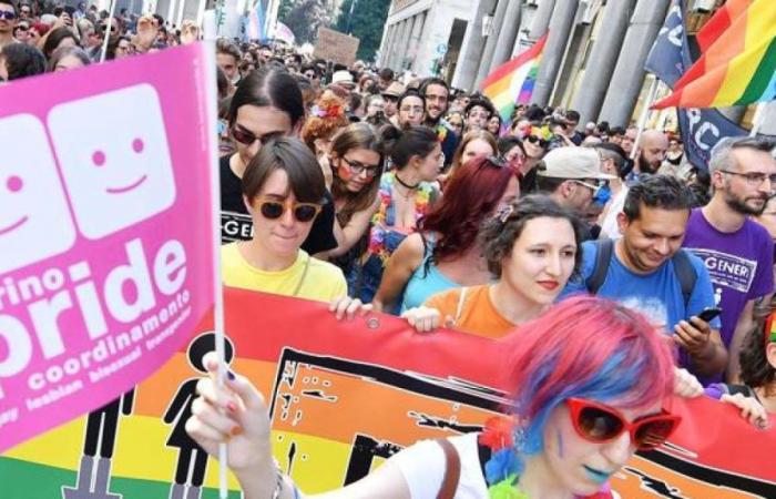 Torino Pride 2024, el recorrido, los invitados y las pegatinas homofóbicas colocadas a lo largo del recorrido