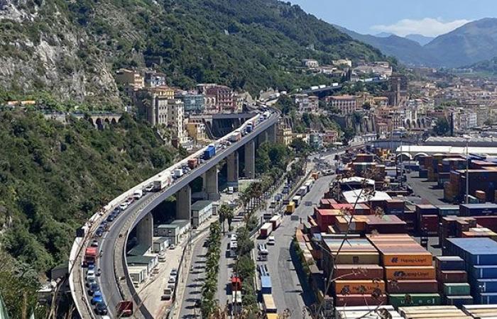 Salerno, caos en el Viaducto Gatto: tráfico paralizado y horas de espera bajo el sol