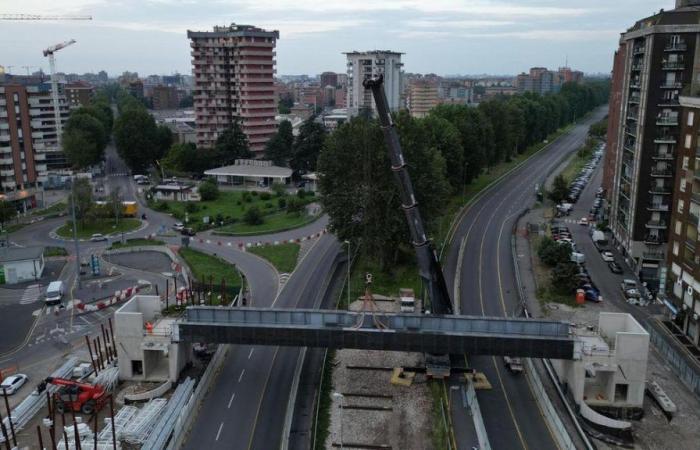 El norte de Milán está cambiando. Instalada la pasarela que “repara” los territorios de Cinisello y Sesto