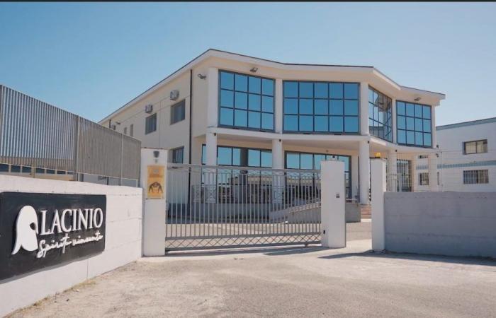 VÍDEO | Inaugurada la nueva fábrica de Lacinio Liquori en Crotone: un hito para una producción de alta calidad