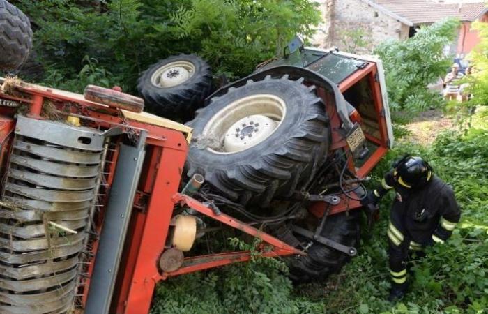 El tractor vuelca y el perro corre para avisar a su mujer para que lo salve: muere un granjero de 54 años