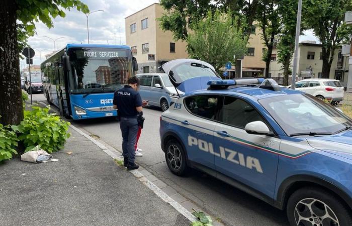 Ataque al autobús Carmiano-Piacenza: un joven de 20 años golpea a un pasajero