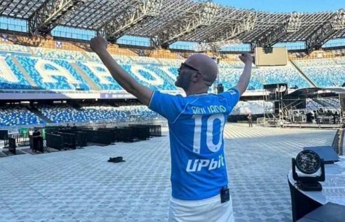Concierto de Negramaro en Nápoles, Giuliano Sangiorgi con la camiseta azul en el estadio Maradona