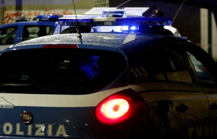 Roma, grave accidente de tráfico entre dos motos y un coche: muere un joven de 26 años