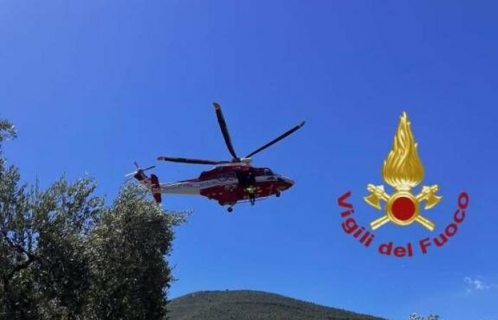Un ciclista cae y resulta herido en el bosque: lo rescata un helicóptero de los bomberos