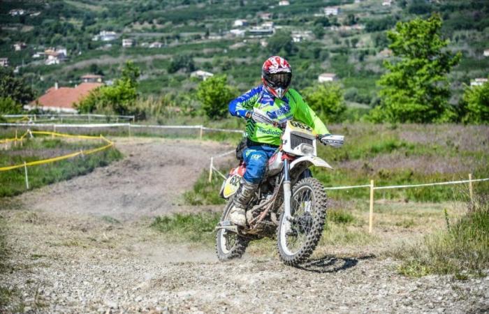 Carrera de motos de motocross antiguas en Capriva, un desafío para 250 corredores en el Collio • Il Goriziano